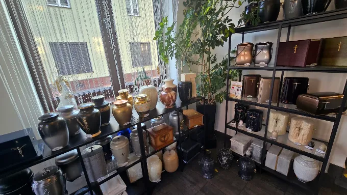 Ekspozycja urn w siedzibie firmy Agawa